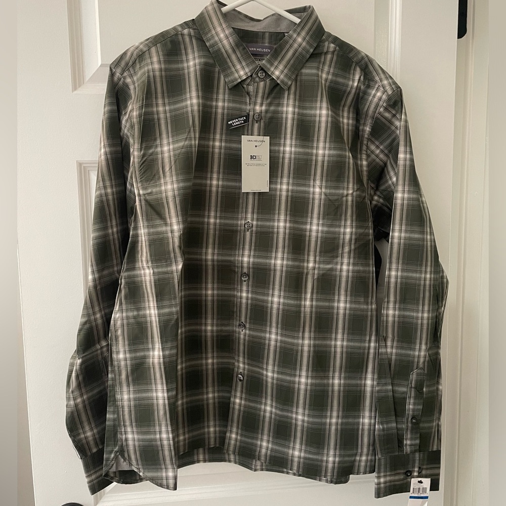 Men’s NWT Van Heusen Plaid Button Down Dress Shirt